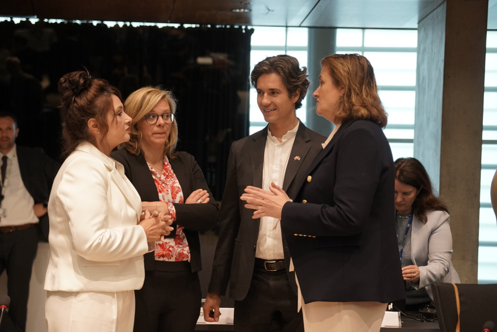 Helena Dalli, komisarka za enakost, belgijska državna sekretarka za enakost spolov, enake možnosti in raznolikost Marie-Colline Leroy, minister Luka Mesec in Karien van Gennip, nizozemska ministrica za socialne zadeve in zaposlovanje se pogovarjajo