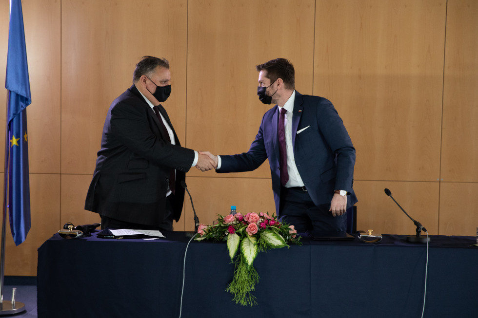 Mark Boris Andrijanič in Rod Evans ob podpisu sporazuma o sodelovanju.