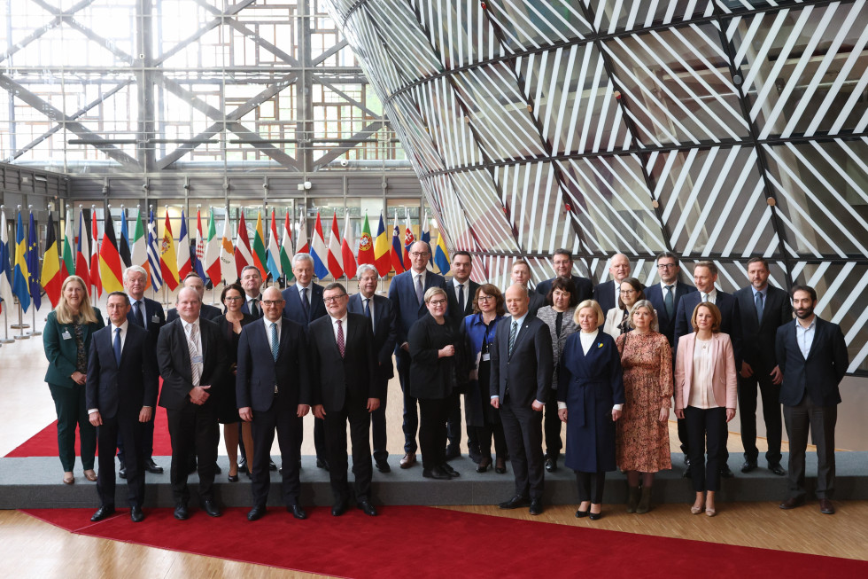 Skupinska fotografija Sveta za ekonomske in finančne zadeve in Evropskega združenja za prosto trgovino