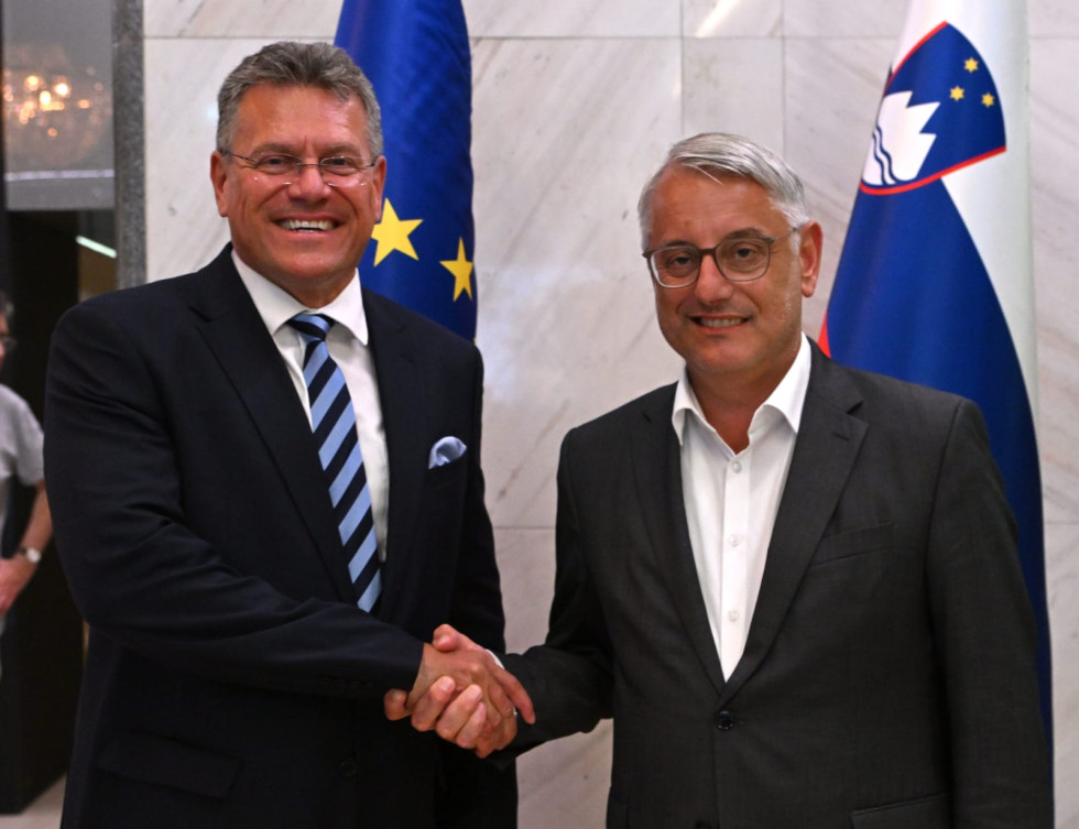 komisar Šefčkovič in minister Han pri rokovanju