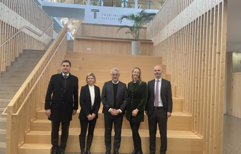 20250213 obisk v Avstriji (Minister Matjaž Han in Salzburg with a delegation. Three men and two women stand side by side.)