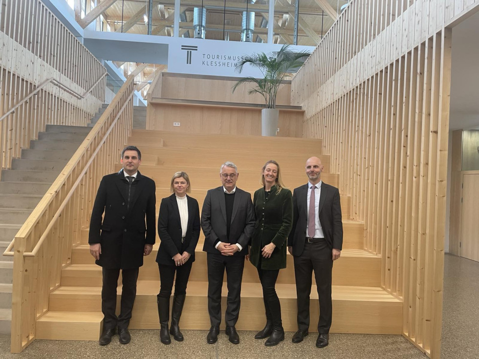 Minister Matjaž Han in Salzburg with a delegation. Three men and two women stand side by side.