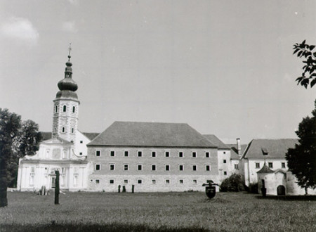 Črno-bela fotografija obnovljenega zahodnega trakta samostana v Kostanjevici, 1987