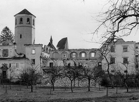 Črno-bela fotografija zahodnega trakta samostana v Kostanjevici po požaru, 1942