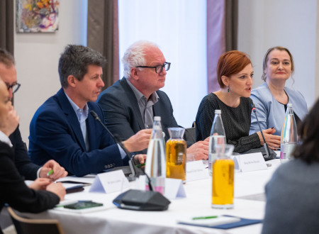 The State Secretaries and Minister of Culture at the table of the session