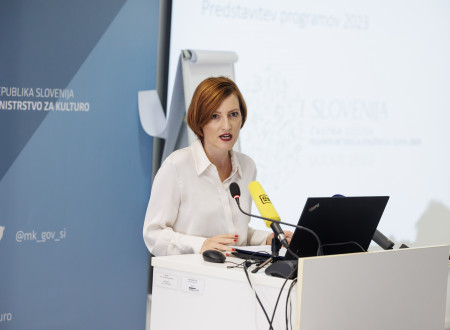 Ministrica dr. Asta Vrečko na tiskovni konferenci predstavlja program