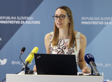 Direktorica Javne agencije za knjigo Republike Slovenije Katja Stergar na tiskovni konferenci predstavlja program