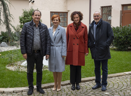 Skupinska fotografija. Dva moška in dve ženski stojijo eden zraven drugega.