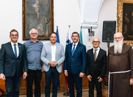 Samo Turel, mag. Marko Rusjan, Matej Arčon, dr. Aleš Musar, Jernej Hudolin in pater Niko Žvokelj na skupinski fotografiji