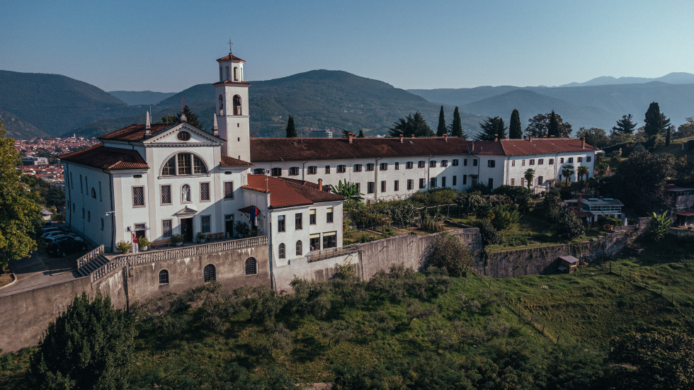 Fotografija samostana iz zraka