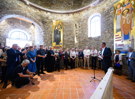 Udeleženci odprtja v obnovljeni Rotundi sv. Elija v Kopru poslušajo nagovor župana Kopra