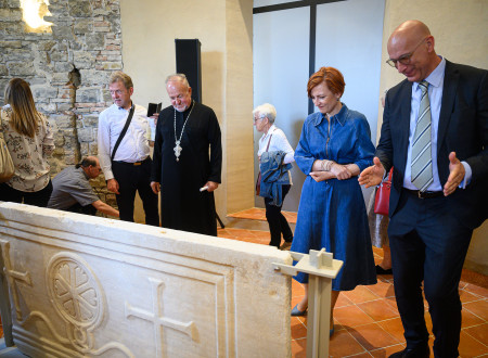 Ministrica za kulturo si ogleduje notranjost obnovljene Rotunde sv. Élija v Kopru