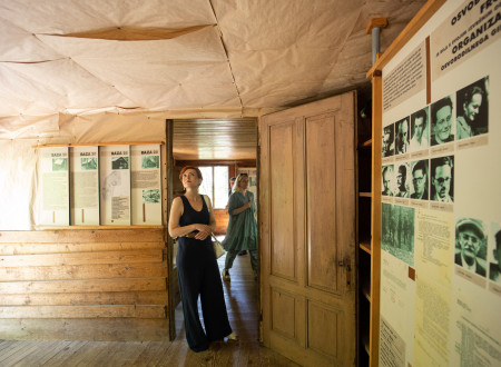 Ministrica za kulturo si ogleduje notranjost ene od barak v Bazi 20 v Kočevskem rogu.