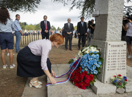 Ministricaza kulturo polaga venec k spomeniku bazoviškim junakom junakom