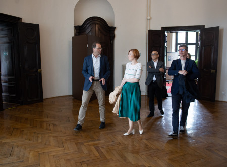 Ministrica za kulturo in državni sekretar na ogledu prostorov Arhiva Republike Slovenije v Gruberjevi palači