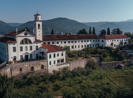 Pogled od daleč na Frančiškanski samostan Kostanjevica v Novi Gorici