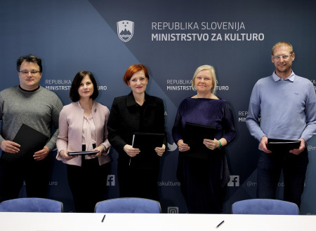 Predsednica in trije člani Uprave RTV Slovenija ter ministrica za kulturo stojijo drug ob drugem in držijo v roki podpisno mapo