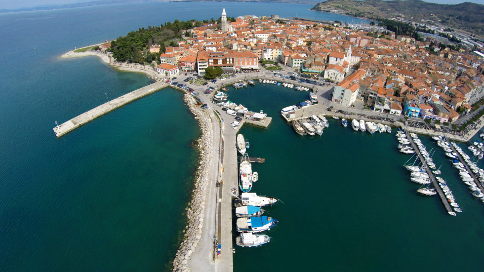 Pogled na mesto Izola in ribiško pristanišče iz zraka