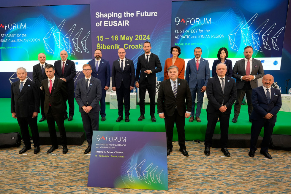 Skupna fotografija visokih predstavnikov, udeležencev ministrskega zasedanja. V prvi vrsti stoji državni sekretar Koprivc.