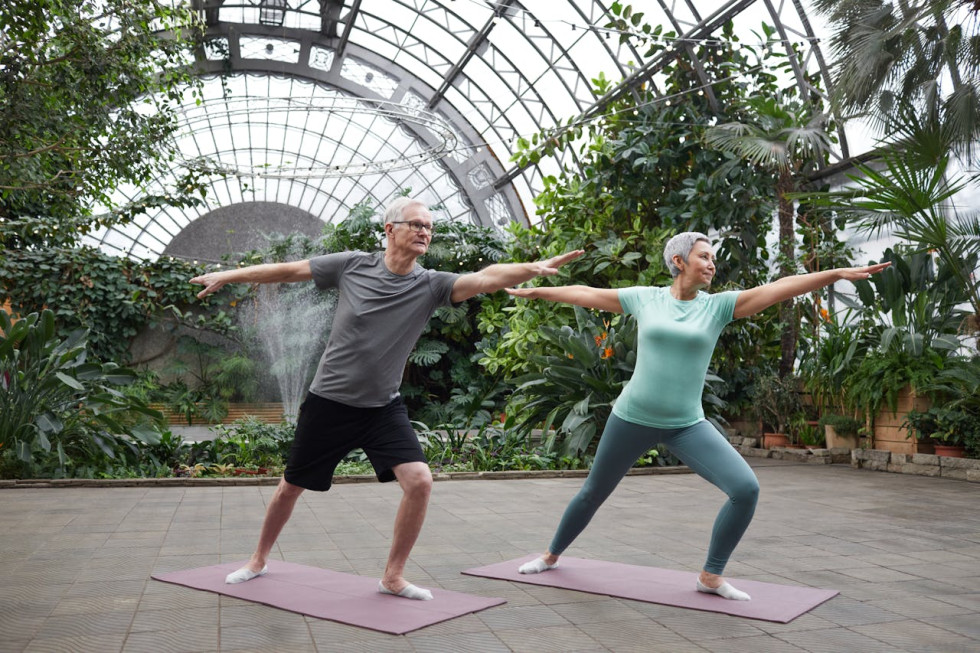 Dve starejši osebi izvajata športno vadbo; simbolična fotografija
