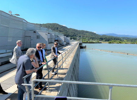 minister in predstavniki hidroelektrarne stojijo na jezu