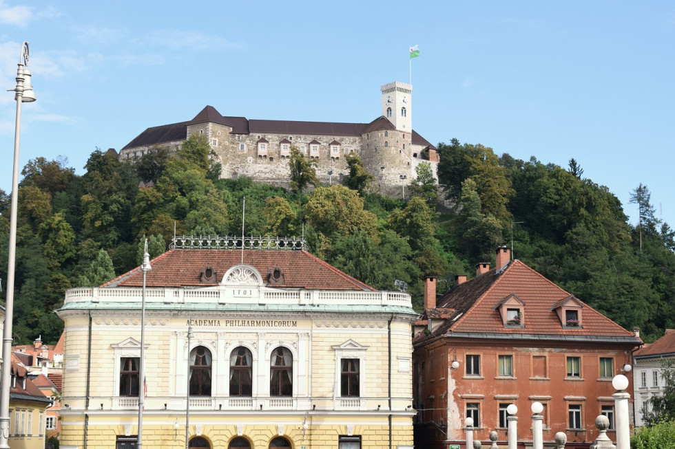 Pogled na Ljubljanski grad in Grajski grič z drevesi 