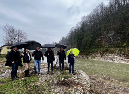 minister s sodelavci in županom si ogleduje ureditev ob reki