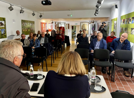 udeleženci sestanka sedijo v dvorani