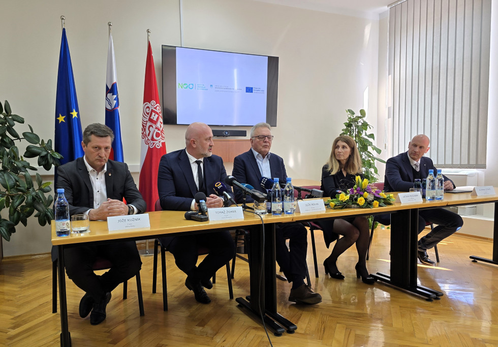 Župan Polzele Kužnik, župan Braslovč Žohar, minister Novak, v.d. direktorja direkcije za vode Hočevar in direktor Nivo Eko sedijo za mizo na predstavitvi podpisa pogodbe 