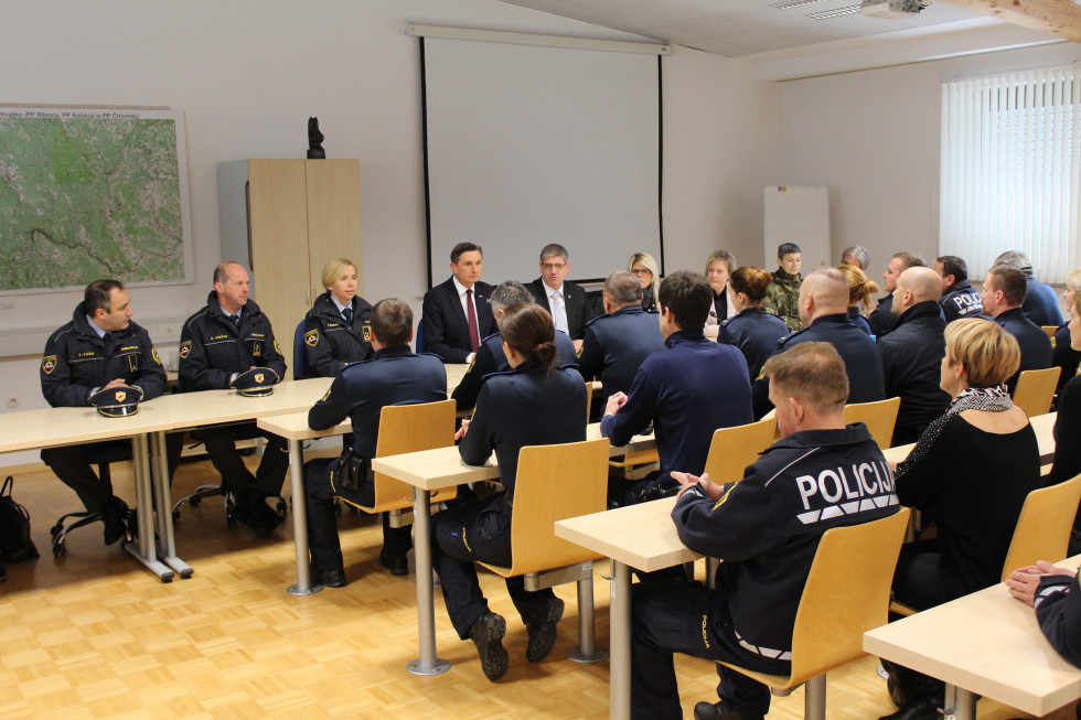 Predsednik republike, notranji minister, generalna direktorica policije in načelnica Slovenske vojske se pogovarjajo s policisti