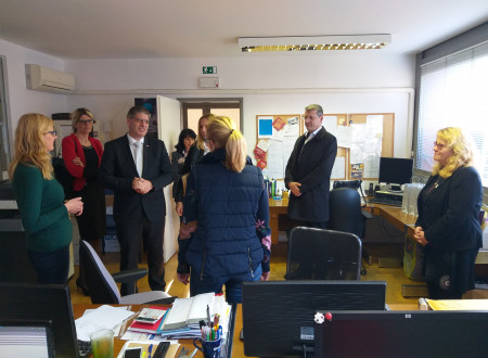 Minister Poklukar in sodelavci med pogovorom s članicami društva SOS telefon v njihovih prostorih