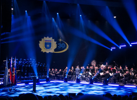 Orkester slovenske policije na odru med igranjem