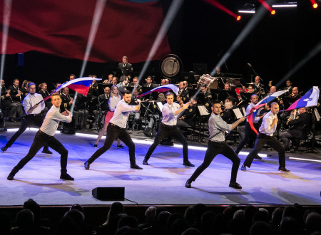 Plesalci s slovenskimi zastavami na odru
