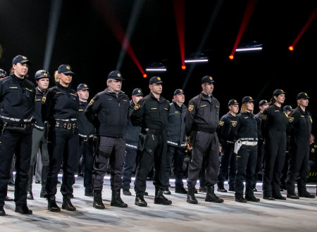 Policisti v uniformah različnih policijskih enot na odru