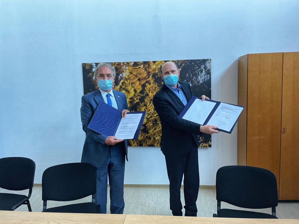 Minister Hojs in litijski župan Rokavec sta podpisala pismo o nameri. Kažeta vsak svojo mapo s pismom