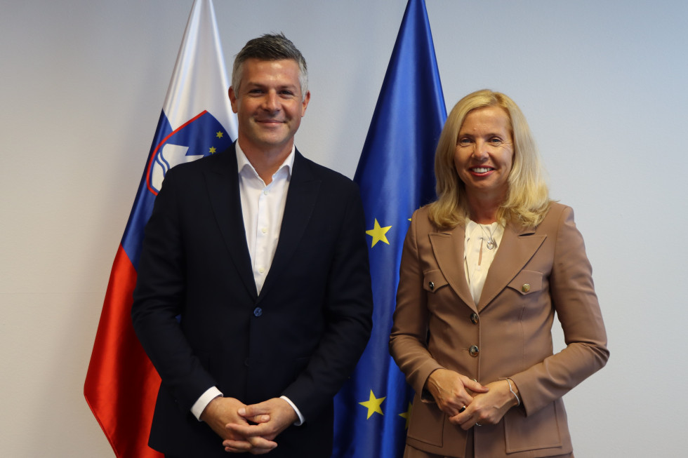 Ministrica za notranje zadeve mag. Tatjana Bobnar je danes sprejela evropskega poslanca Matjaža Nemca; na fotografiji stojita pred slovensko in evropsko zastavo.