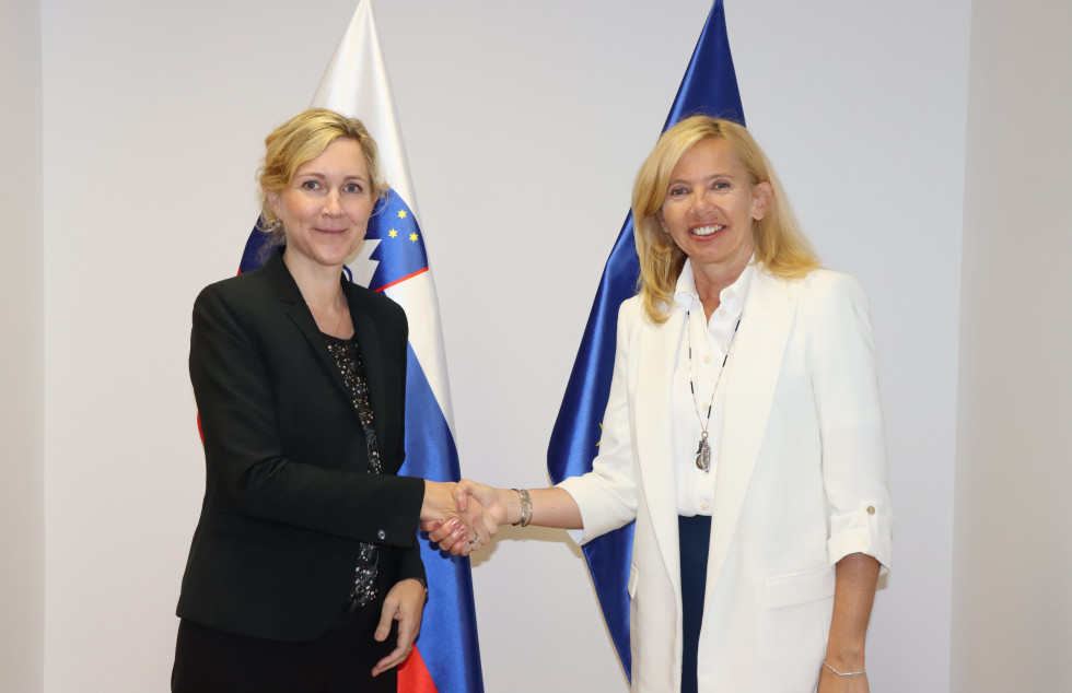 Ministrica za notranje zadeve mag. Tatjana Bobnar in nemška veleposlanica v Sloveniji Natalie Kauther stojita pred evropsko in 