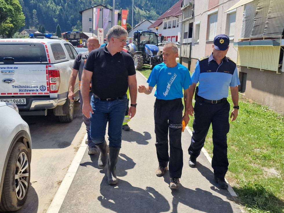 Minister Boštjan Poklukar z županom Prevalj Maticem Tasičem, hodijo po cesti in se pogovarjajo