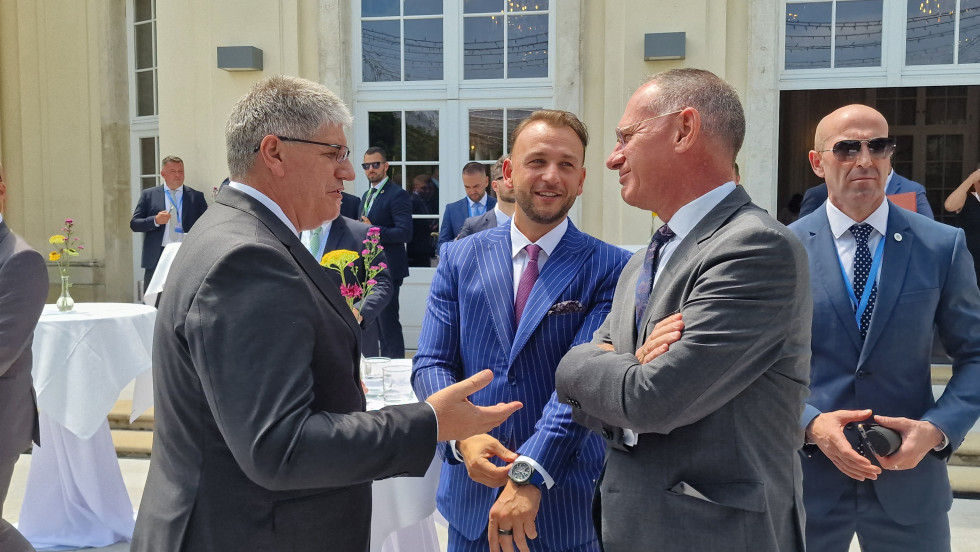 Minister Poklukar se stoje pogovarja s kolegi ministri držav članic Salzburškega foruma