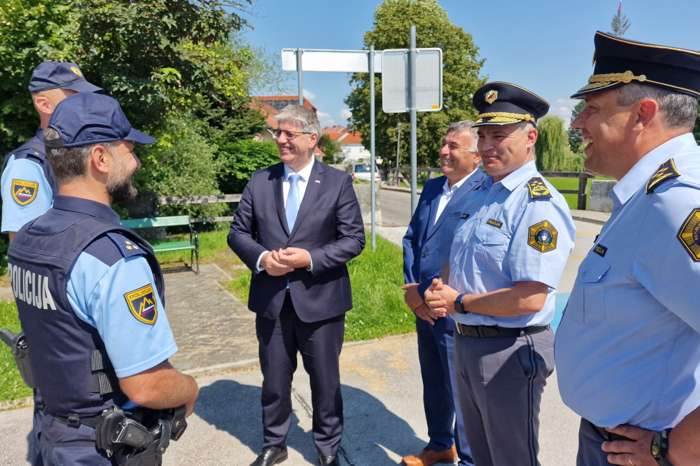 Minister se pogovarja s policisti