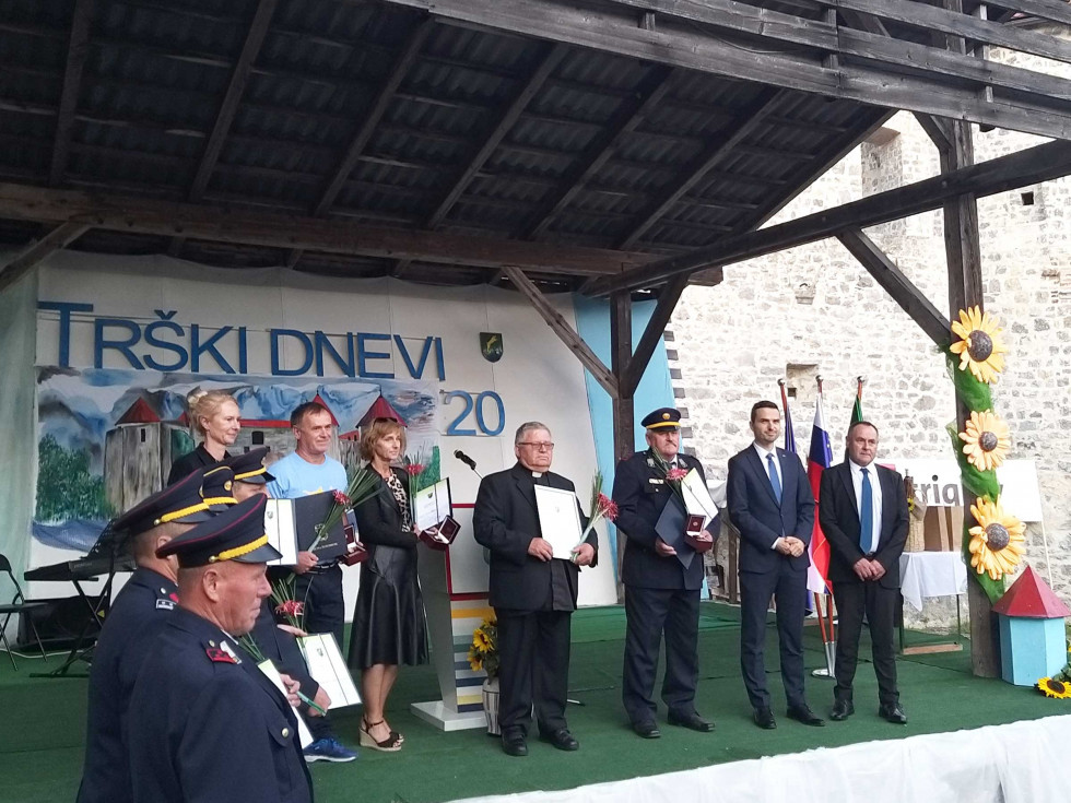 Minister za obrambo mag. Matej Tonin in župan Občine Žužemberk s prejemniki občinskih priznanj