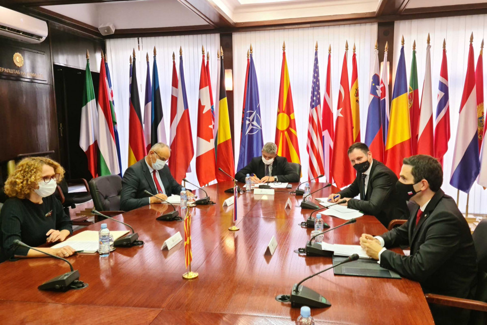 Dvostransko srečanje obrambnega ministra Tonina z obrambno ministrico Republike Severne Makedonije Radmilo Šekerinsko