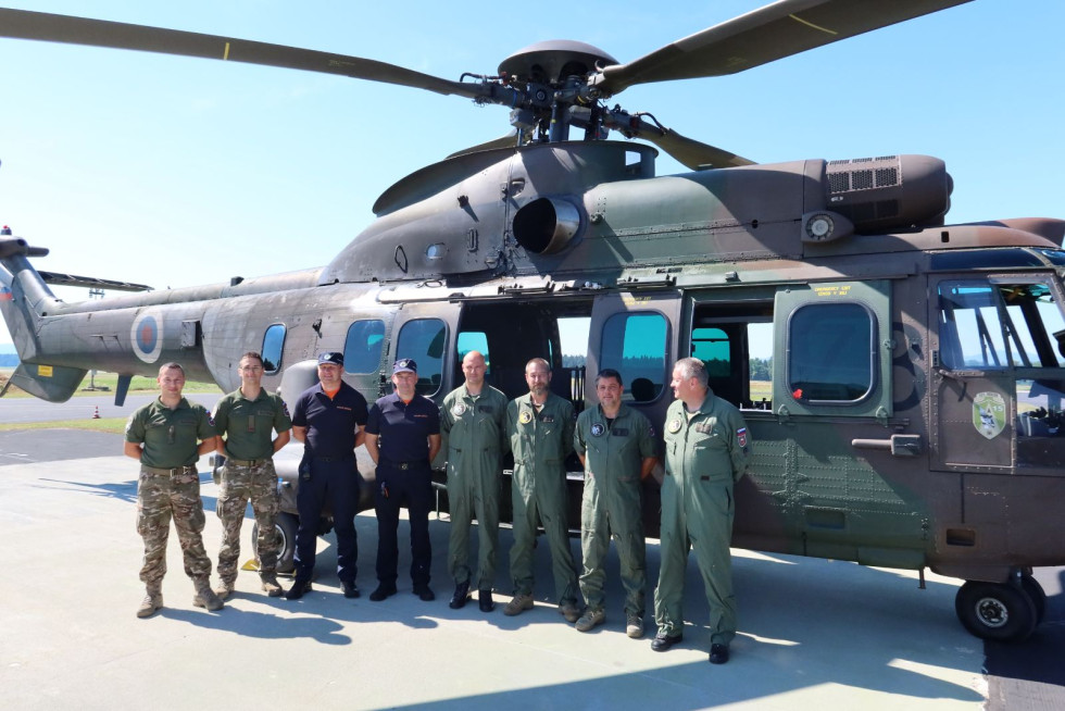 Skupna fotografija članov posadk pred helikopterjem Slovenske vojske
