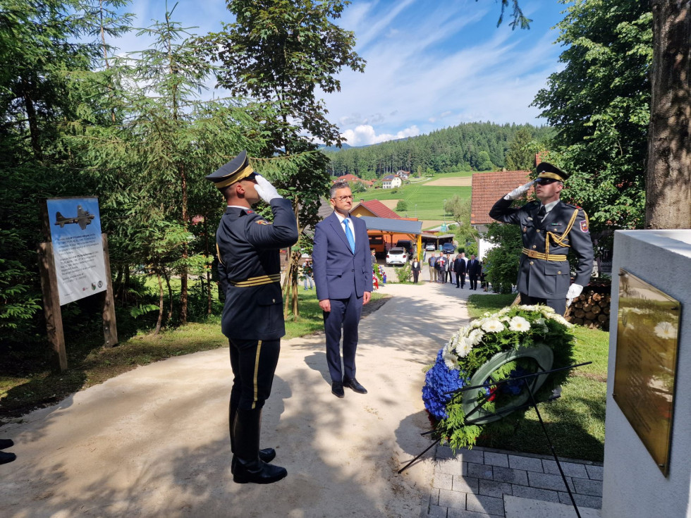 Minister polaga venec k spominskemu kamnu. Ob njem sta gardista Slovenske vojske