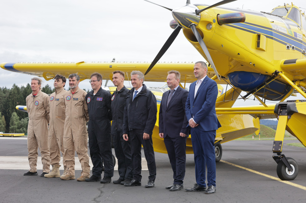 Skupinska fotografija predsednika vlade, predstavnikov ministrstva in članov posadke pred letalom Air tractor