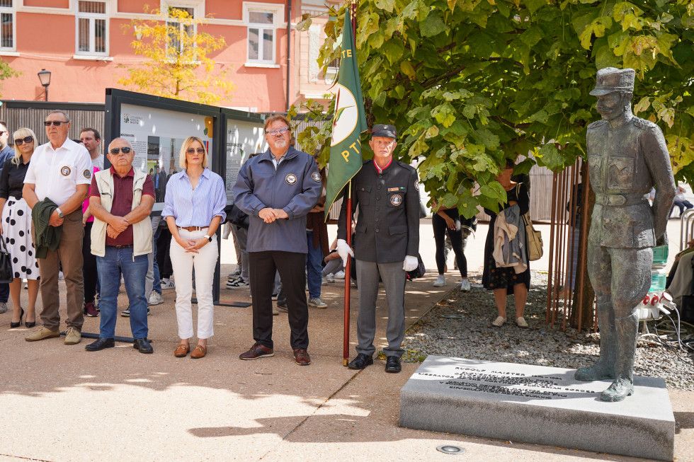 Županja, predsednik društva, predstavnik vojnih veteranov in gostje med odprtjem razstave ob spomeniku Rudolfu Maistru