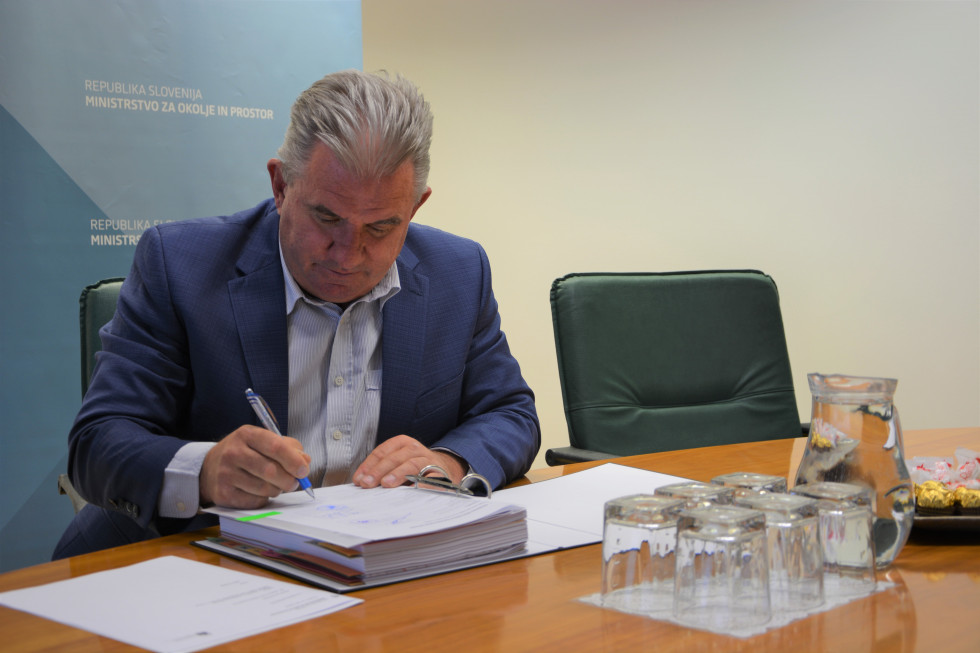 Minister podpisuje dokument