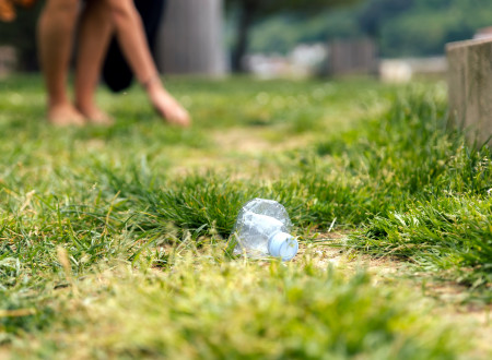 plastenka v travi