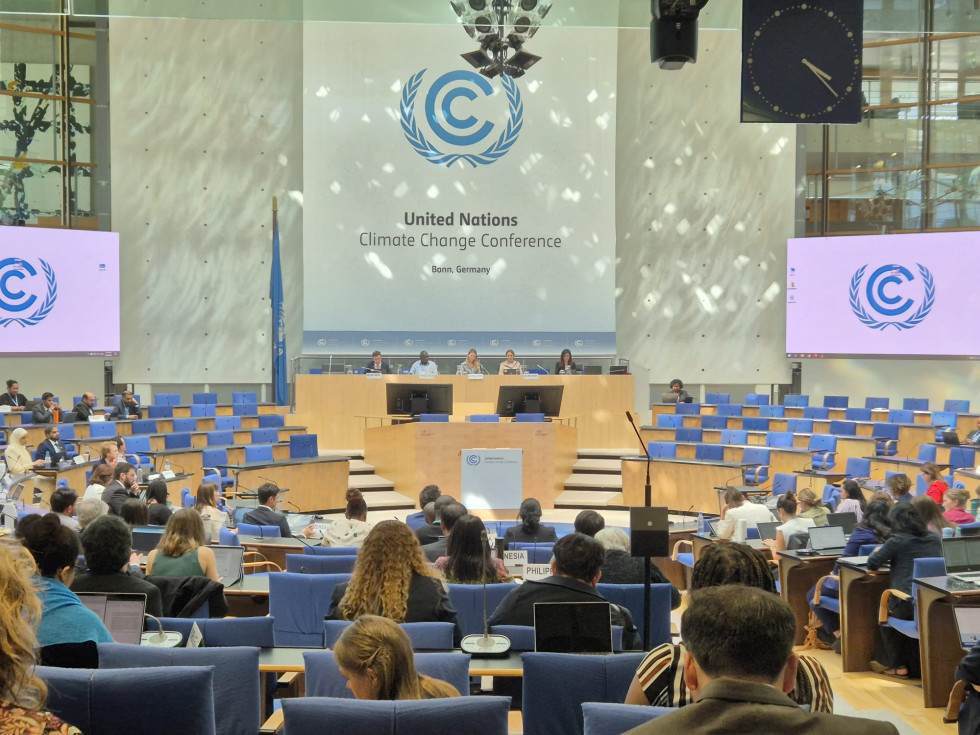 dvorana z delegati konference, v ozadju na steni velik napis v angleščini: United Nations - Climate Change Conference - Bonn, Germany