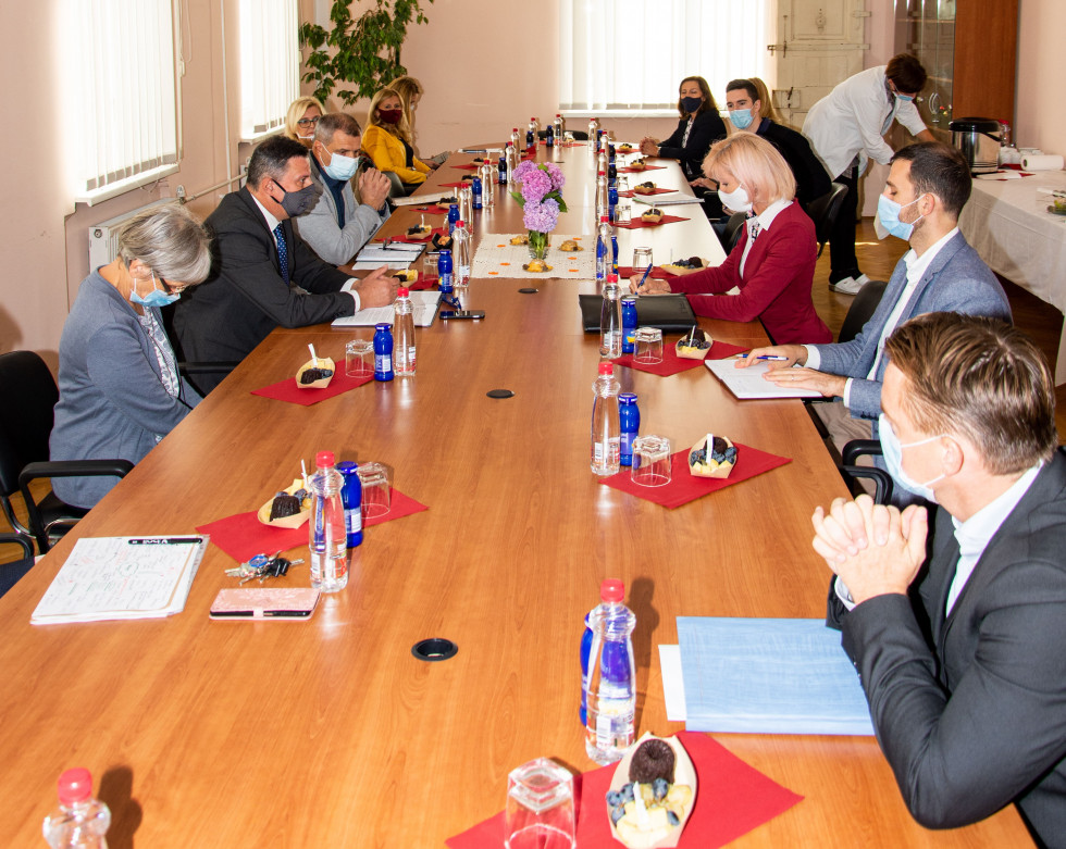 Predstavniki ministrstva, Uprave za izvrševanje kazenskih sankcij in Zavoda za prestajanje kazni zapora Maribor sedijo za mizo in se pogovarjajo o razmerah v mariborskih zaporih